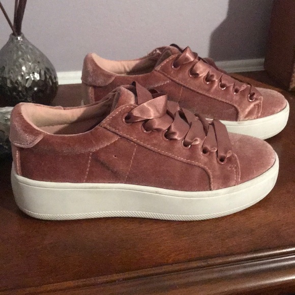 Steve Madden worn maybe 3 times sneakers - Picture 2 of 4